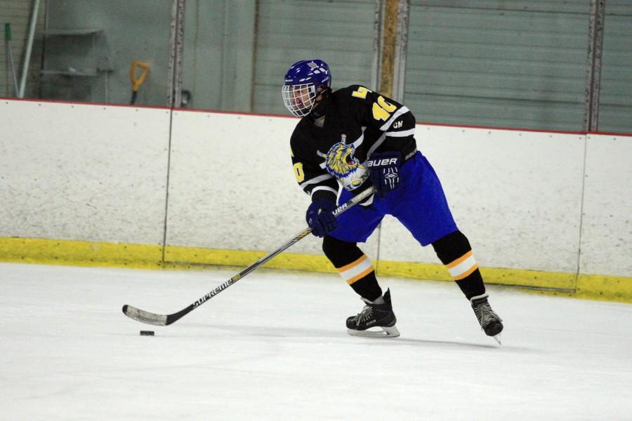Player Jared Frank 17 skates down the ice (Charles Beard/Varsity Views).