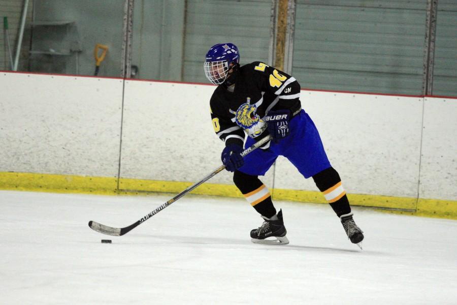 Player Jared Frank '17 skates down the ice (Charles Beard/Varsity Views).
