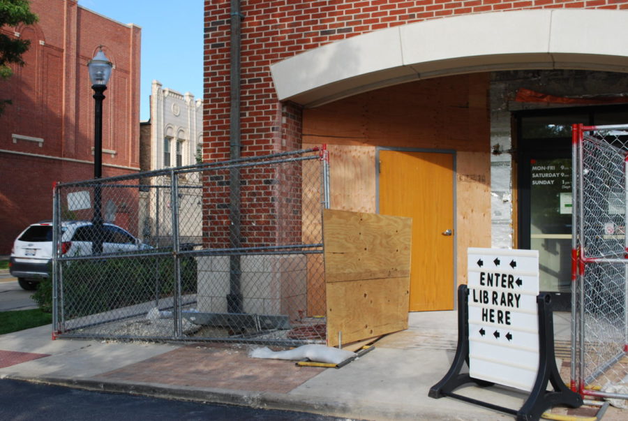 A sign directing visitors of La Grange Public Library to a temporary entrance (Klein/LION)
