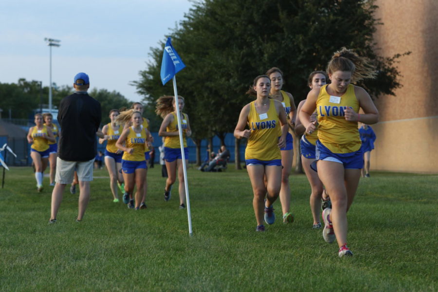 XC runners race past coaches to warm-up for their meet (Dickett/TAB).