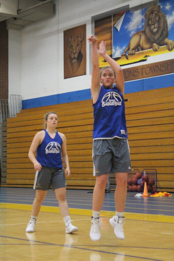 Courier works on her shooting skills at practice (Gremer/LION).