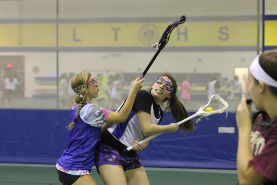 Lizzie Labuda ‘20 and Kally Karkazis ‘19 scrimmage (Menna/TAB).