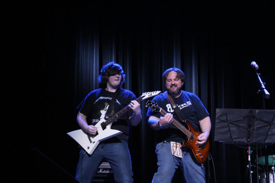 Rich Helf (left) and Brian Busak (right) preform during Brownstock 2019 (Kulat/LION).