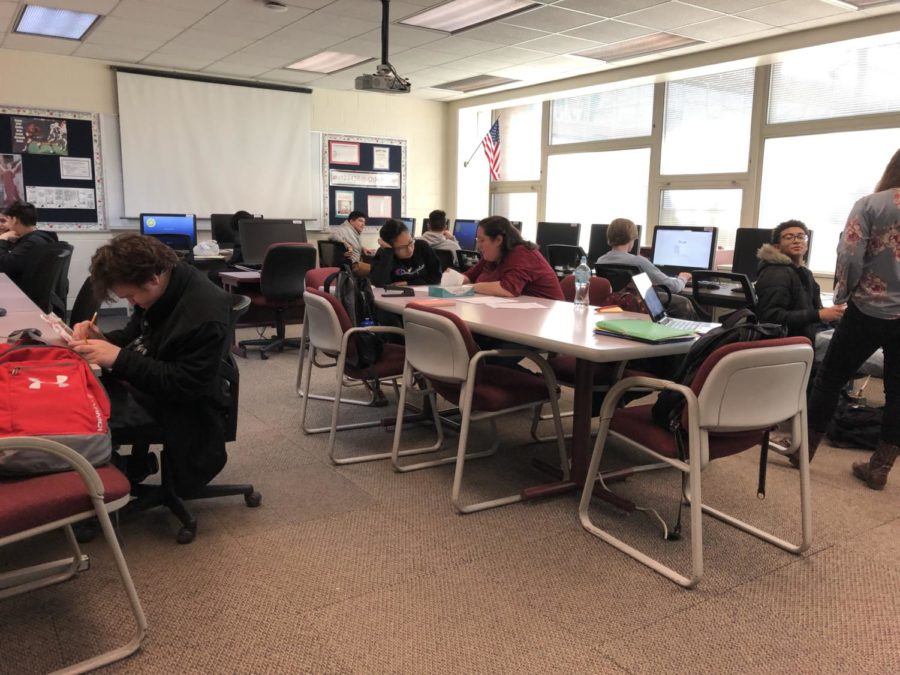 Students work in the SC Discovery Center after school, despite the persistant connection issues (Schmitt/LION).