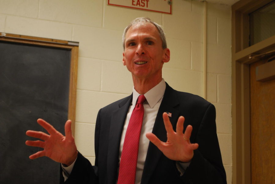 Congressman Dan Lipinski (D-Western Springs) speaks to the new LT investment club about a variety of topics (Lonnroth/LION).