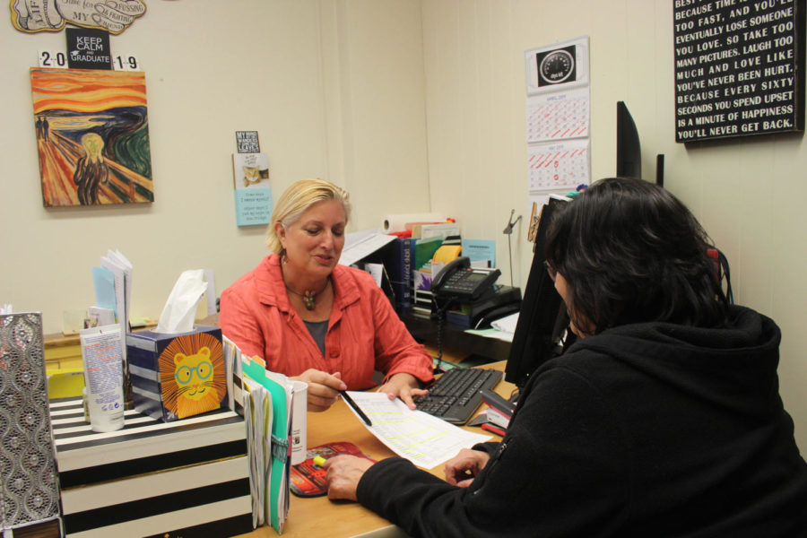 Kris Costopoulos talks with assistant Cathy Moreno (Kulat/LION).