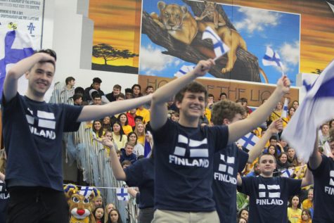 J Baldwin '20 and Sam Sugarman '20 dance to a 'Spamalot' number (Kahn/LION).