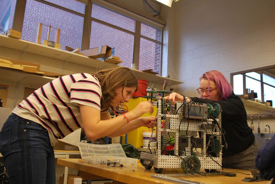 Margaret Hall 21 and Emma Burns 21 collaborate to build a robot (Schultz/LION).