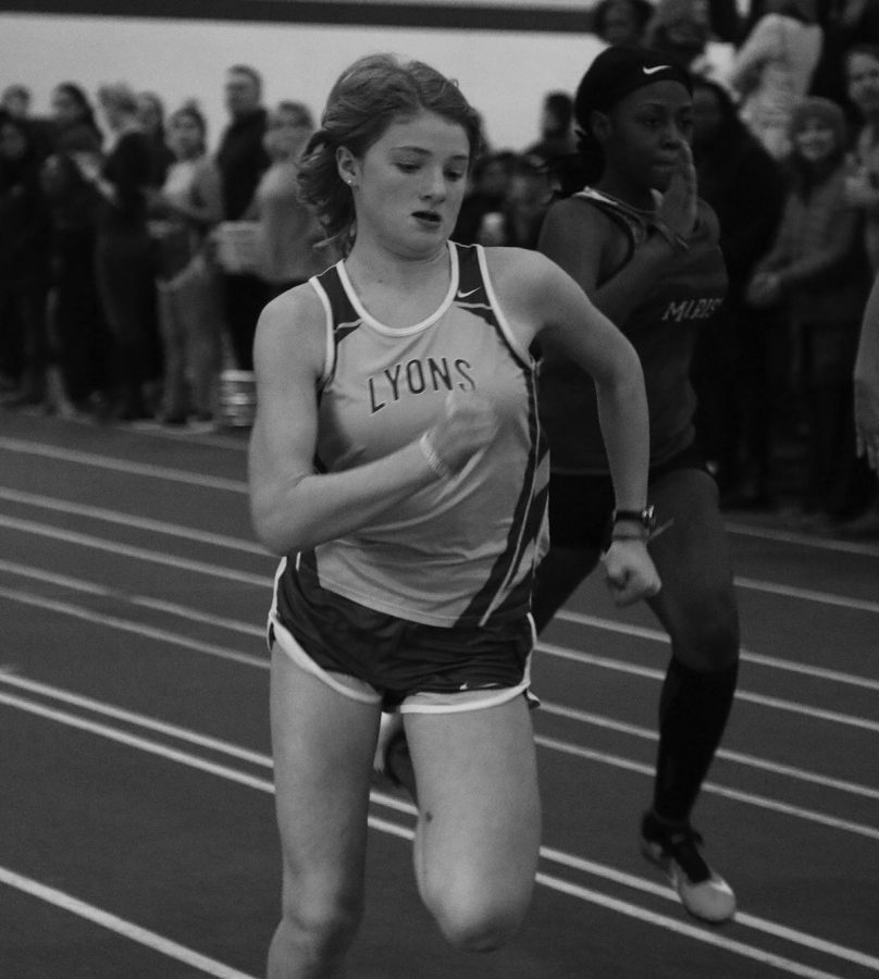 Caroline Vear 22 sprints during a race in the SC fieldhouse (Buckendahl/TAB).