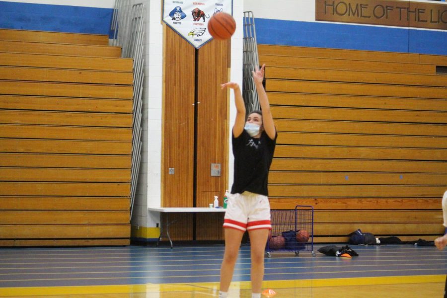 Lindsey Hahn takes a shot at practice. (Lizzie Patel/LION)