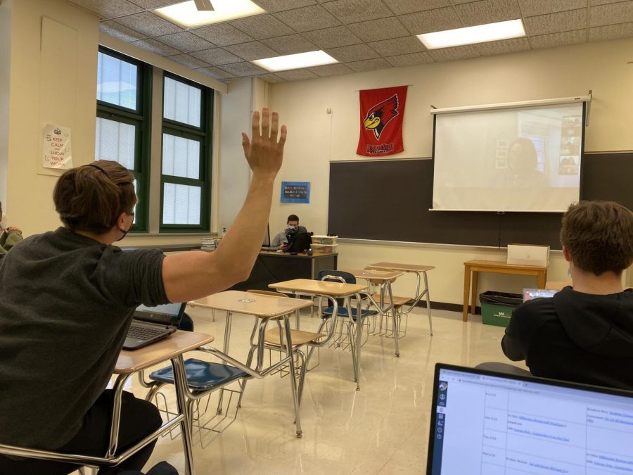 Noah Jouras '21 raises his hand during class (Hepp/LION).