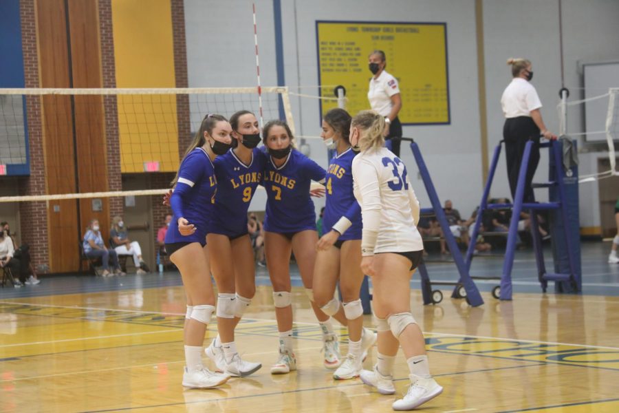 The girls team huddles up mid-match at a home quad meet. From left to right: Adriana Vassek 22, Tijana Kostic 22, Abby Markworth 24, Maya Rabah 23, Kiley Mahoney 24 (Grefenstette/LION). 