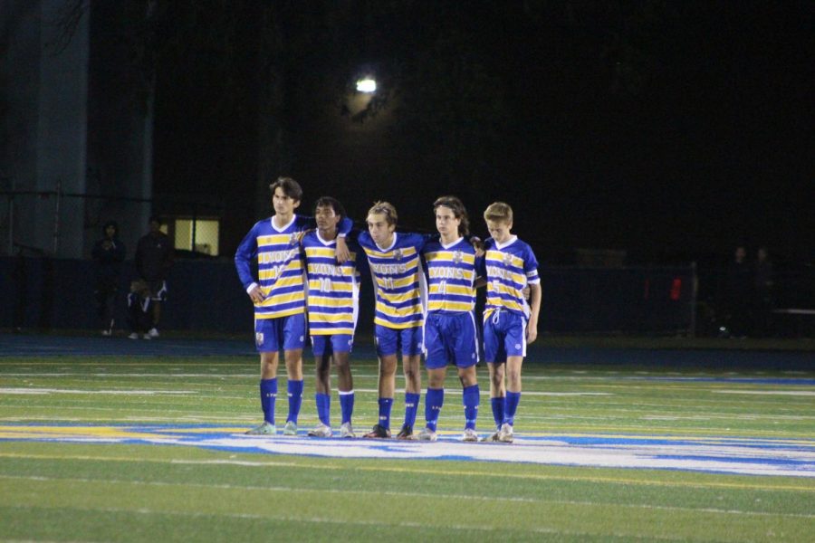 Five seniors stand for final penatly shoot-out kick that would end the game in Hinsdales favor (Wolf/LION).