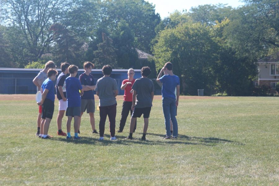 Coach Emilee Ledonne directs team (Mardegan/LION).