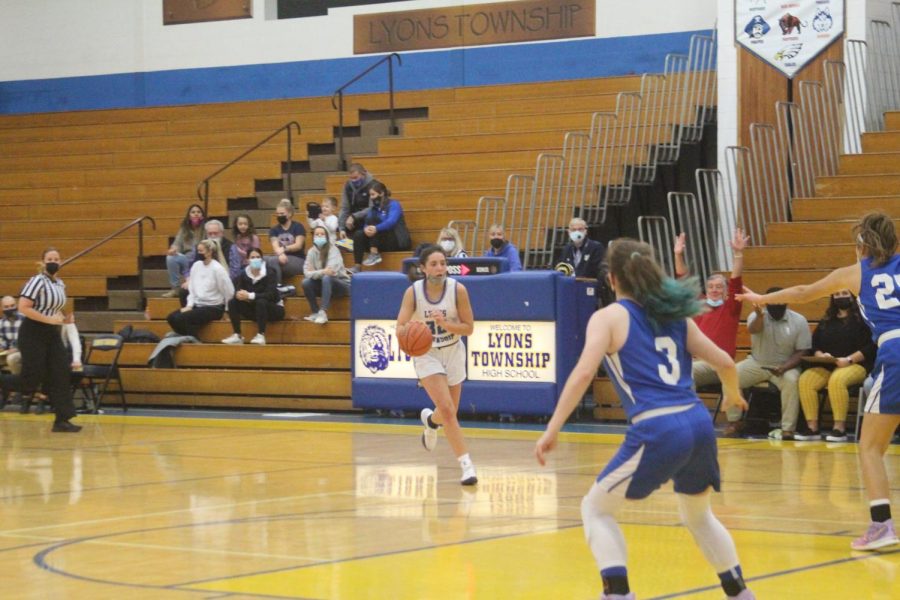 Hailey Markworth ‘22 dribbles the ball in Nov 27 Thanksgiving tournament game against Wheaton North (Chomko/LION).