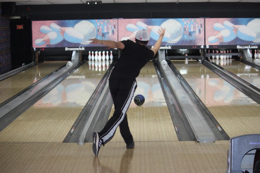 Jalen Pfaff ‘22 bowls at Rolling Lanes on Jan. 25 (Wirtz/LION).