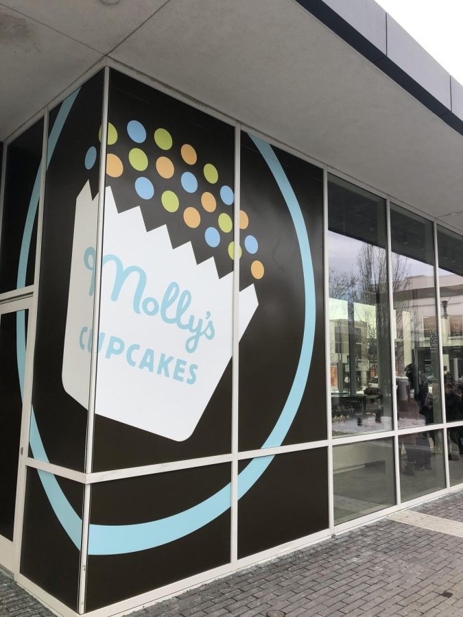 Mollys Cupcakes at Oakbrook Center location (Anderson/LION).
