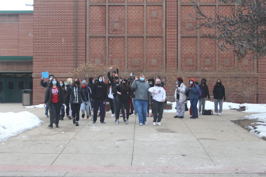 Students outside of Vaughn Building in favor of mask mandates (Mosqueda/LION).