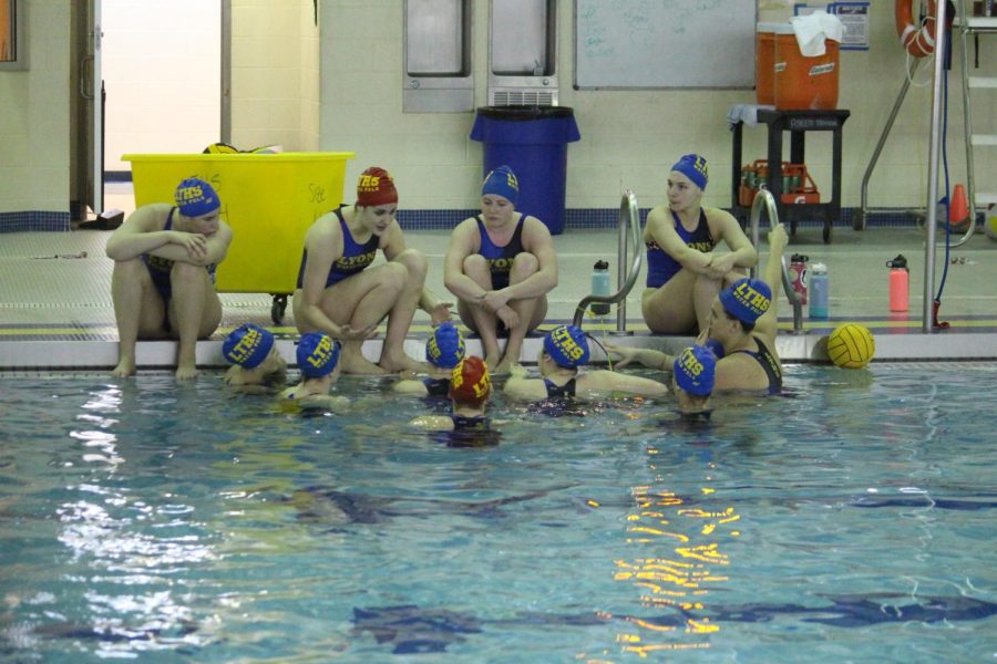 Team strategizes together before home game against York on April 7 (Lestina/LION).