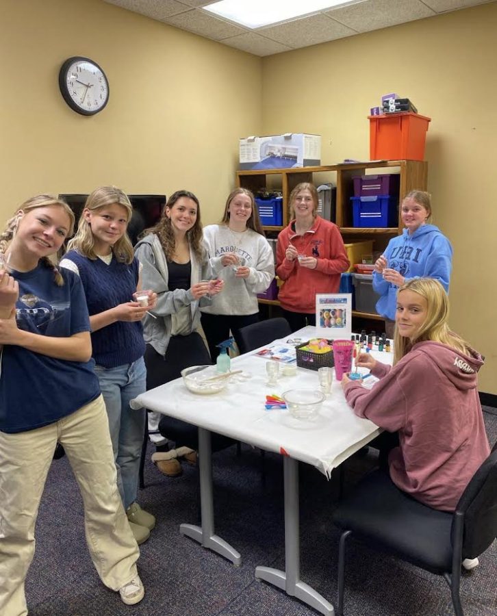 Students make bath bombs (photo courtesy of @lthslibrary).