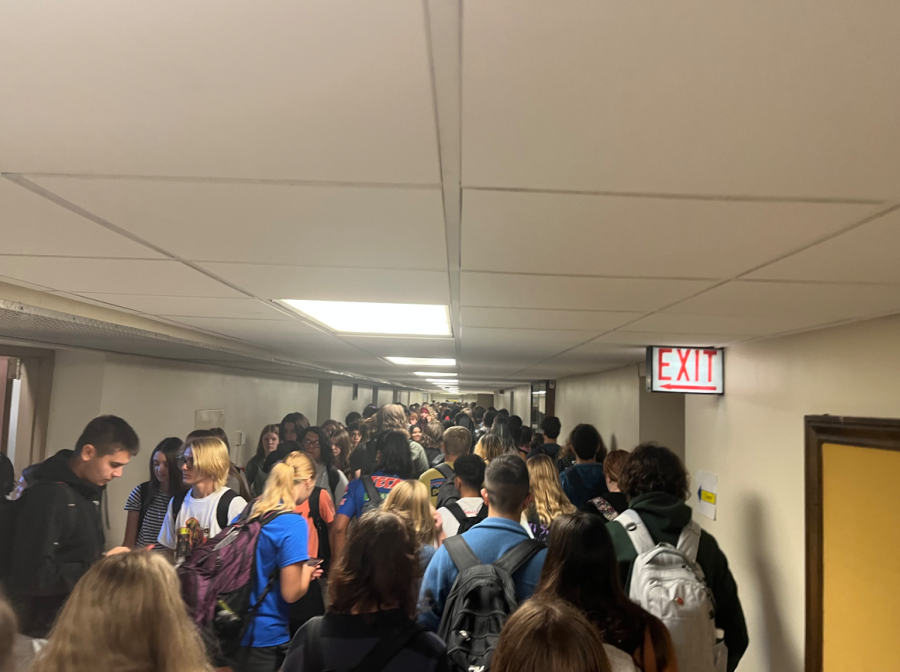 Students crowd the NC Tunnel during a passing period (Kowalski/LION).