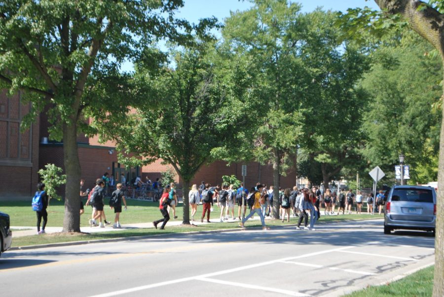 LT students leaving school during a late start Wednesday time change to 9:15 A.M. (Gee/LION).