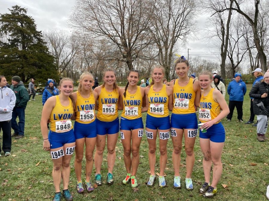 Cross-country girls top 7 smile after 3 mile race (Lestina/LION). 