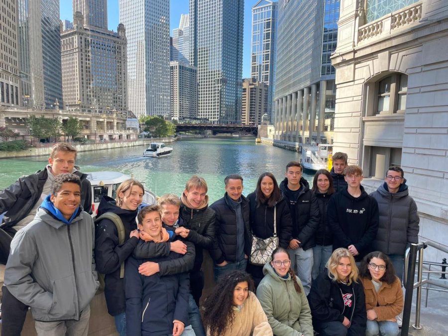 German+exchange+students+sightsee+in+Chicago+on+Oct.+19.%0A%28photo+courtesy+of+Ellie+Fekrat+%E2%80%9824%29.