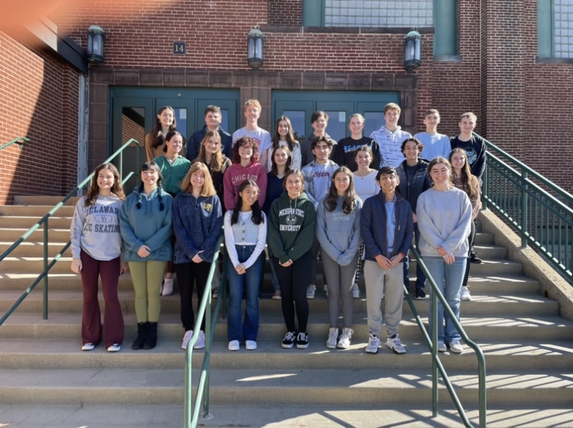 Students in 2022-2023 Sinfonietta Orchestra pose for a photo (Ruppery/LION).