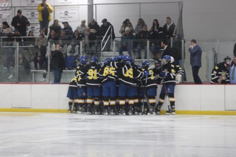 LT Varsity hockey team discusses strategy during timeout at Willowbrook Ice Arena on Nov. 14 against Hinsdale Central High School (Davis/LION). 