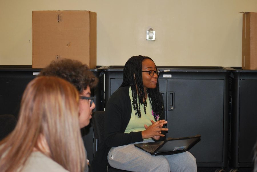 Laura Naduka ‘23 leads student discussion during PSI meeting (Ivancevic/LION).