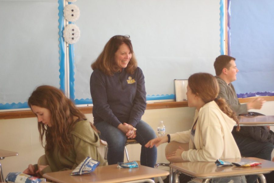 Kristie Scriba and Theo Calfeteanu 23 converse during the Sobremesa group meeting on Dec. 1 at NC after school (Garrity/LION).