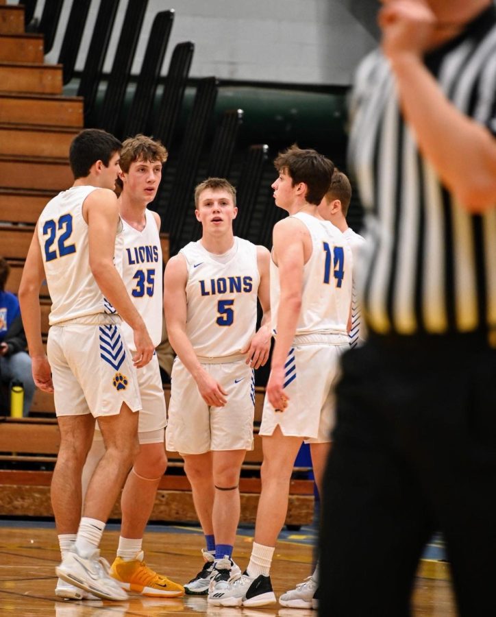 Team huddle led by guard Jackson Neigo ‘23 disperses as play resumes (Klos/LION).