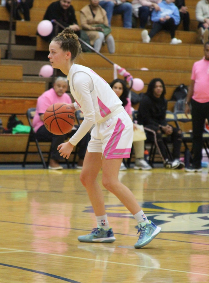 Maeve McDougal ‘23 looks ahead for teammates to make a pass (Pohl/LION). 