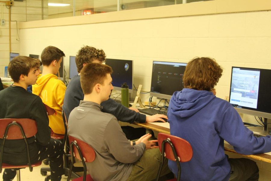 Cyber Defense Club members collaborate and practice cybersecurity skills at meeting on Jan.19 (Pohl/LION). 
