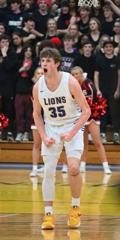 Niklas Polonowski ‘23 expresses his emotions after knocking down a three-point shot against Hinsdale Central (Klos/LION).
