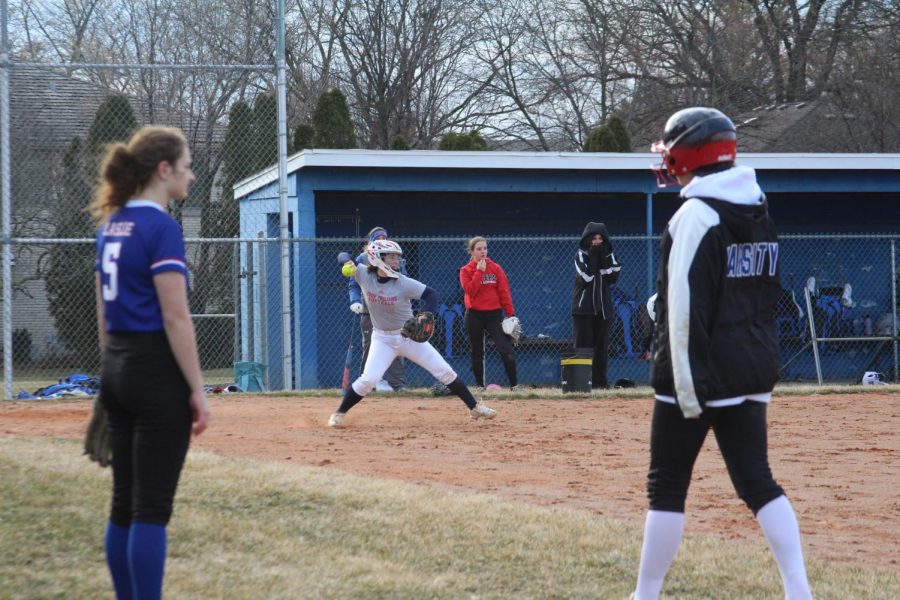 Team works on pitchting during practice with Pyles behind the pitcher, giving instructions. (Pohl/LION)