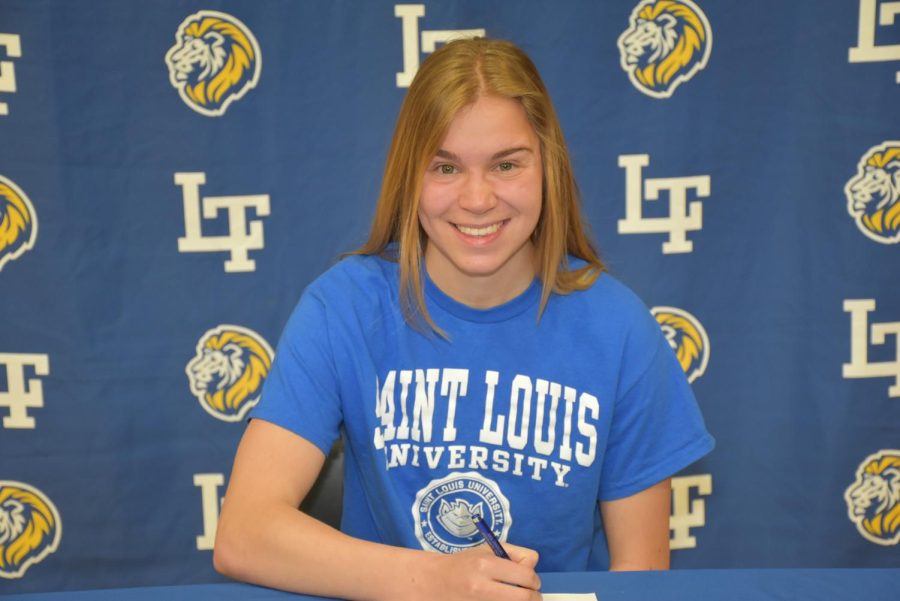 Becky Phillips ‘23 continues her track and field career by signing to St. Louis University (Pohl/LION).
