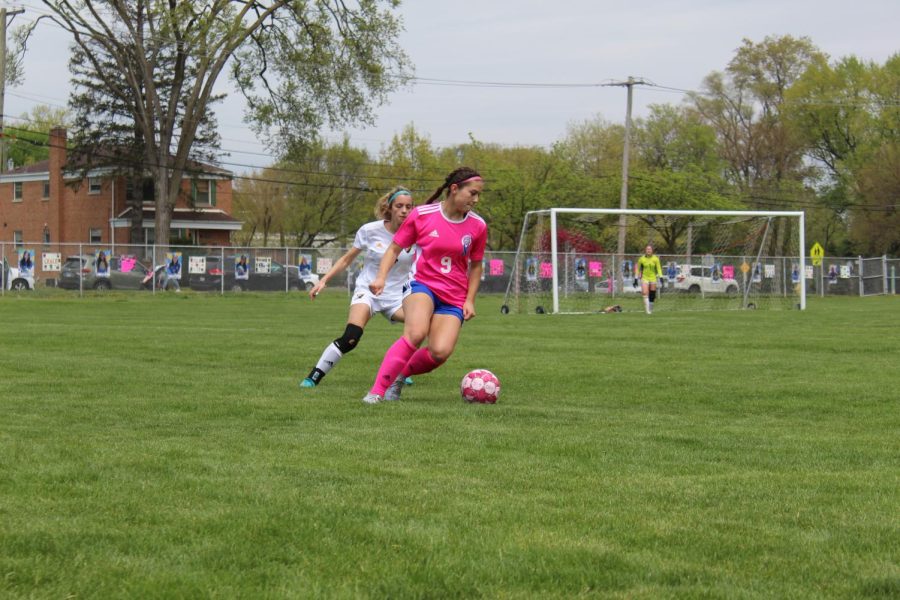 Katie O’Malley ‘23 looks to attack past the defense (Ivancevic/LION).