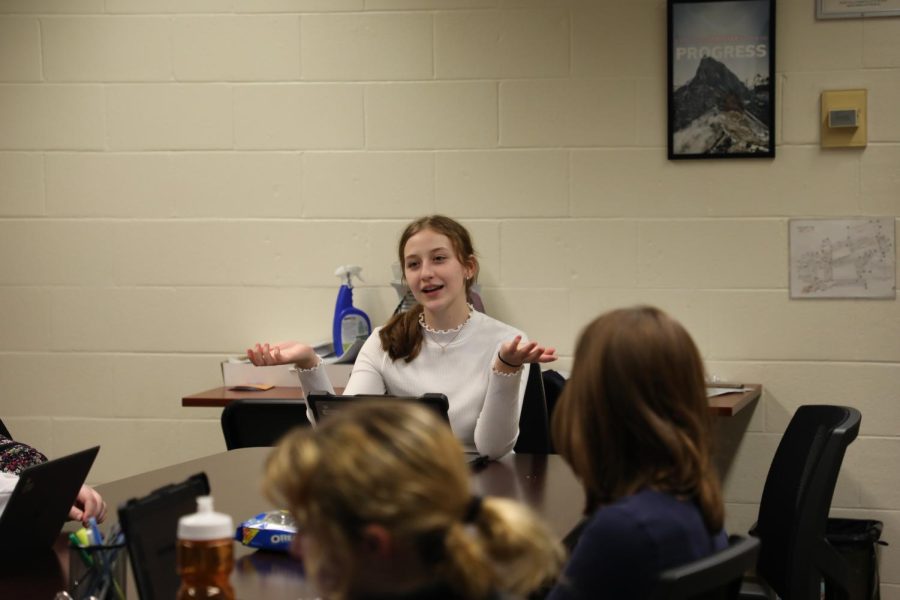 Editor-in-chief Natalie Hess ‘23 speaking at Menagerie meeting (Gough/TAB).