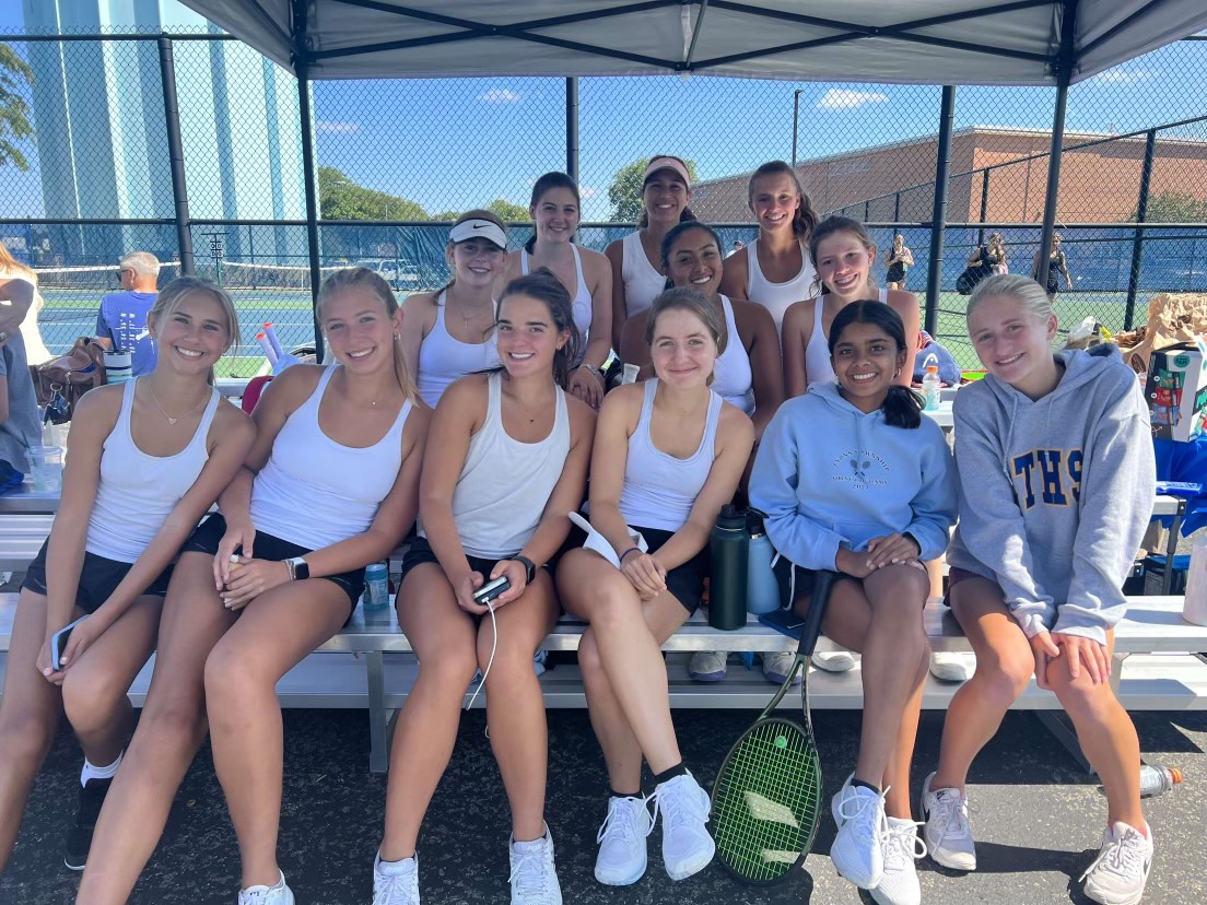 Girls varsity tennis poses for photo after LT quad at SC courts on Sept. 16 (photo courtesy of Maddie Rowen 24). 
