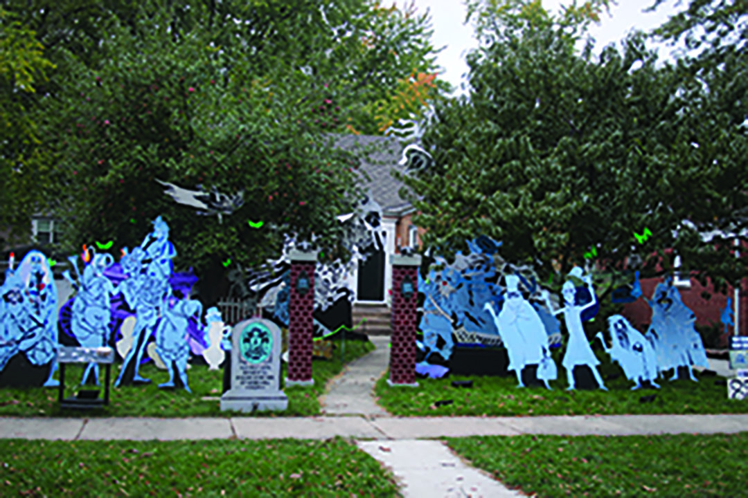 Festive decorations at 836 Homestead Rd., La Grange Park (Cummings/LION). 