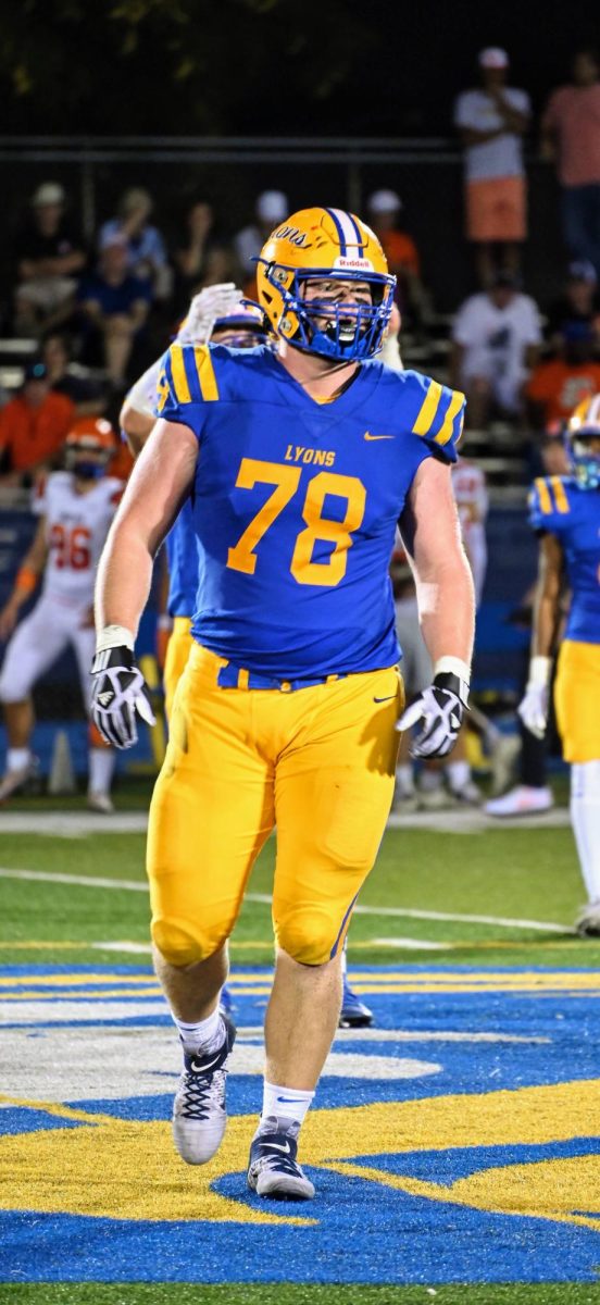 Eddie Tuerk 24 approaches the line of scrimmage in LTs matchup against Wheaton-Warrenville South on Sept. 9, which ended in a 10-3 LT win (Klos/LION). 