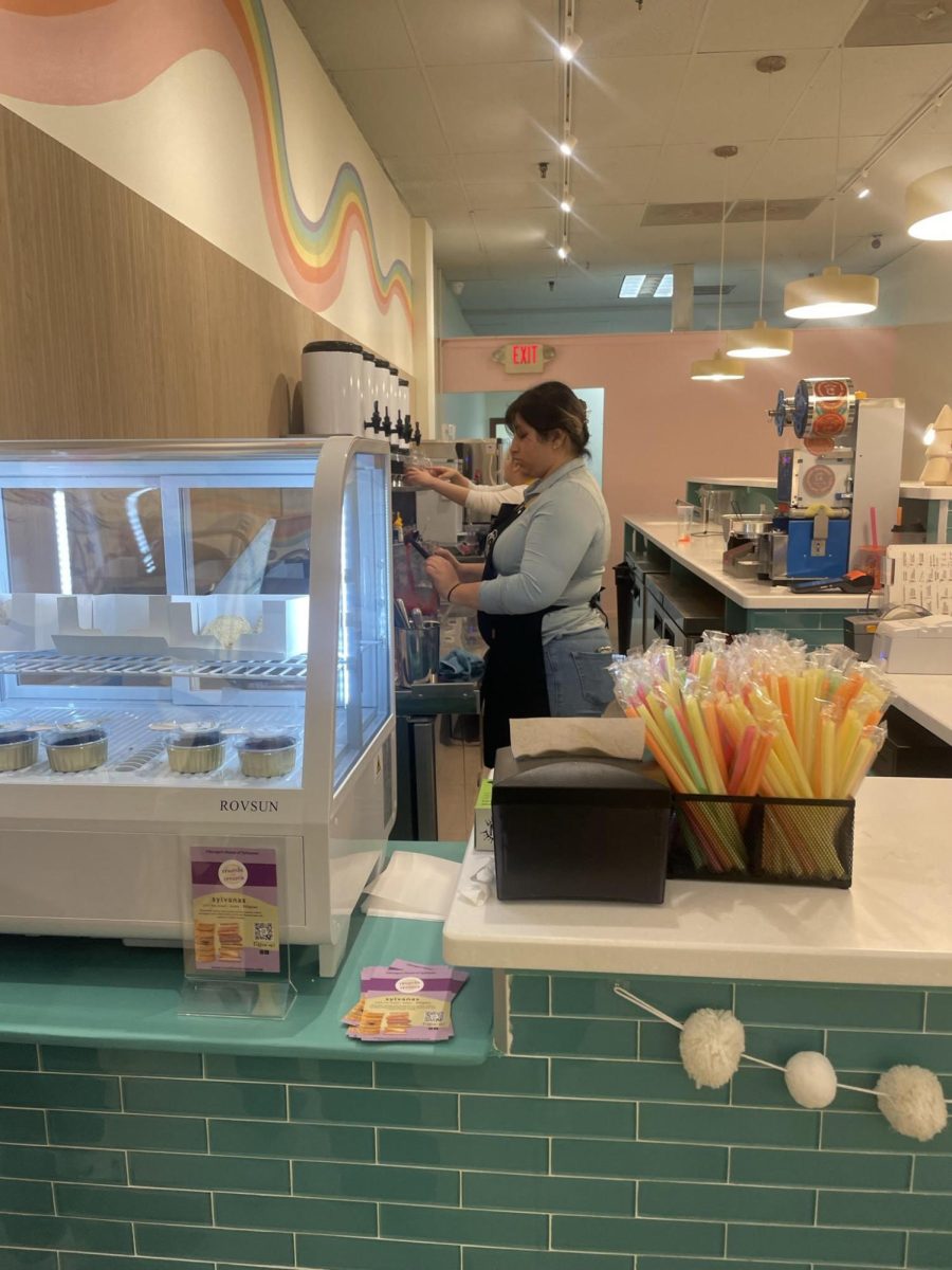 Uni Uni employee prepares strawberry smoothie (Kowalski/LION). 