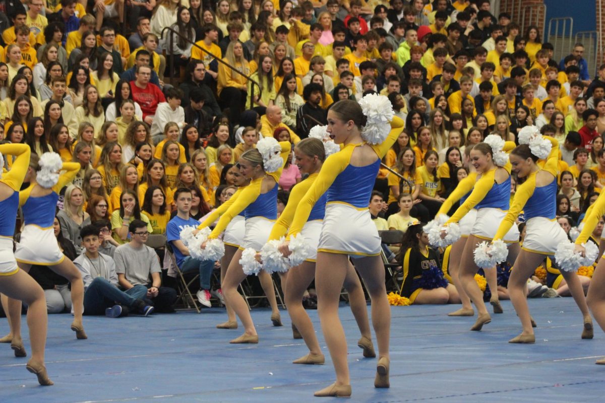 Varsity Poms girls posing in the middle of their performance (Kowalski/LION).
