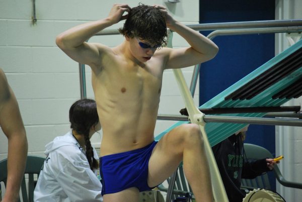 Lachlan Gantt 25’ checks his goggles sturdiness one last time before competing in his 200 freestyle event on Feb. 2 (Klaczynski/LION).
