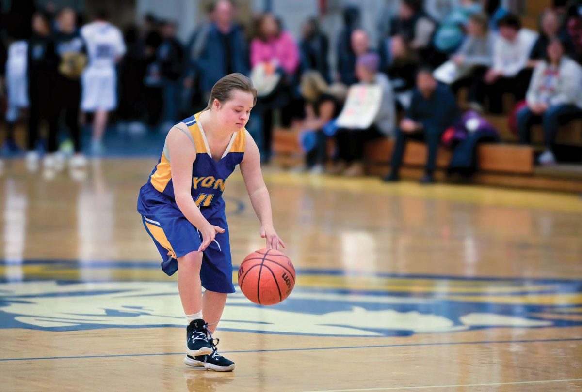 Halina Foster 24 of the Blue team advances the ball past half-court in LTs Pack the Place game on Jan. 11 (Klos/LION). 