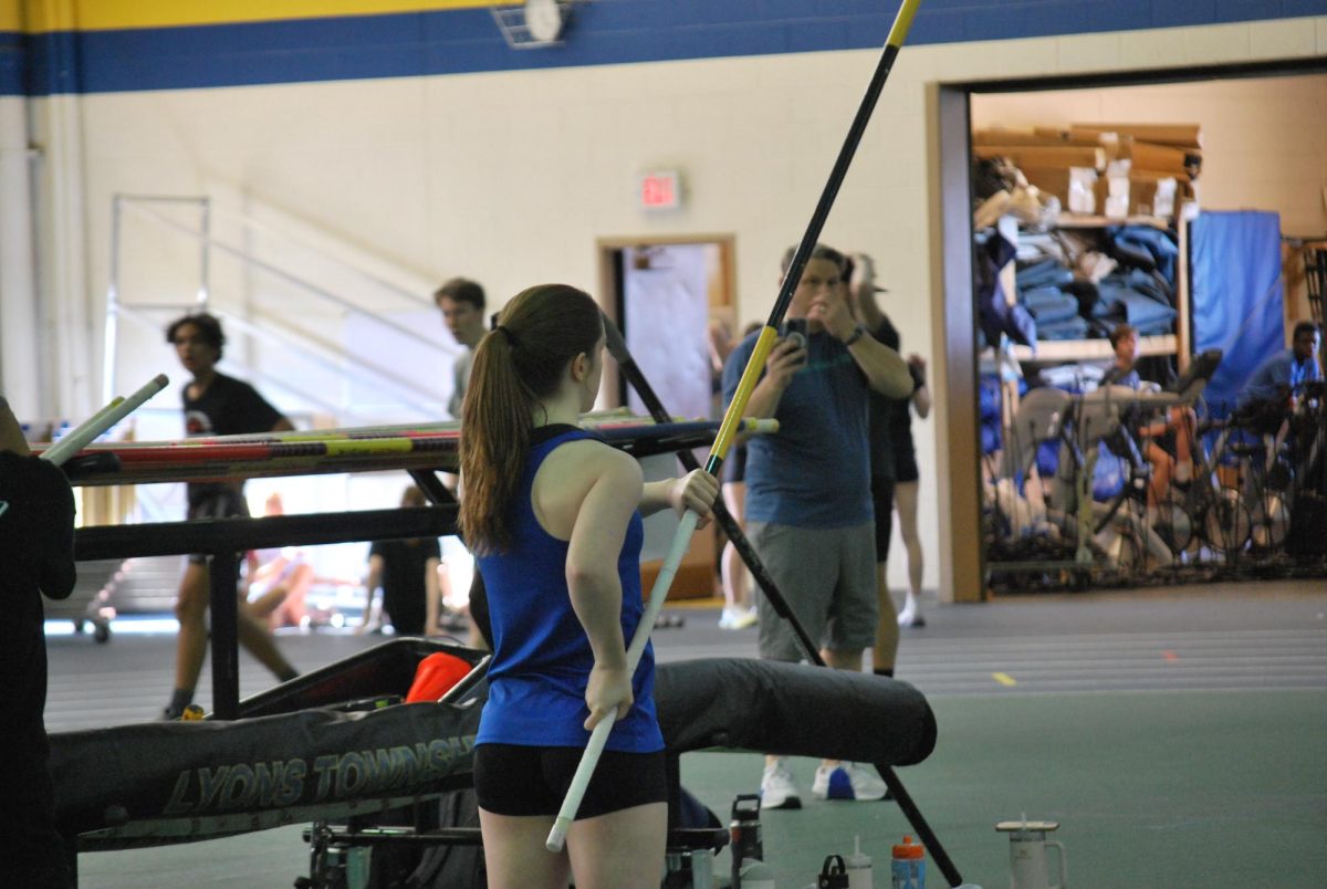 Sophie Picha 27 prepares to pole vault (Ivancevic/LION).