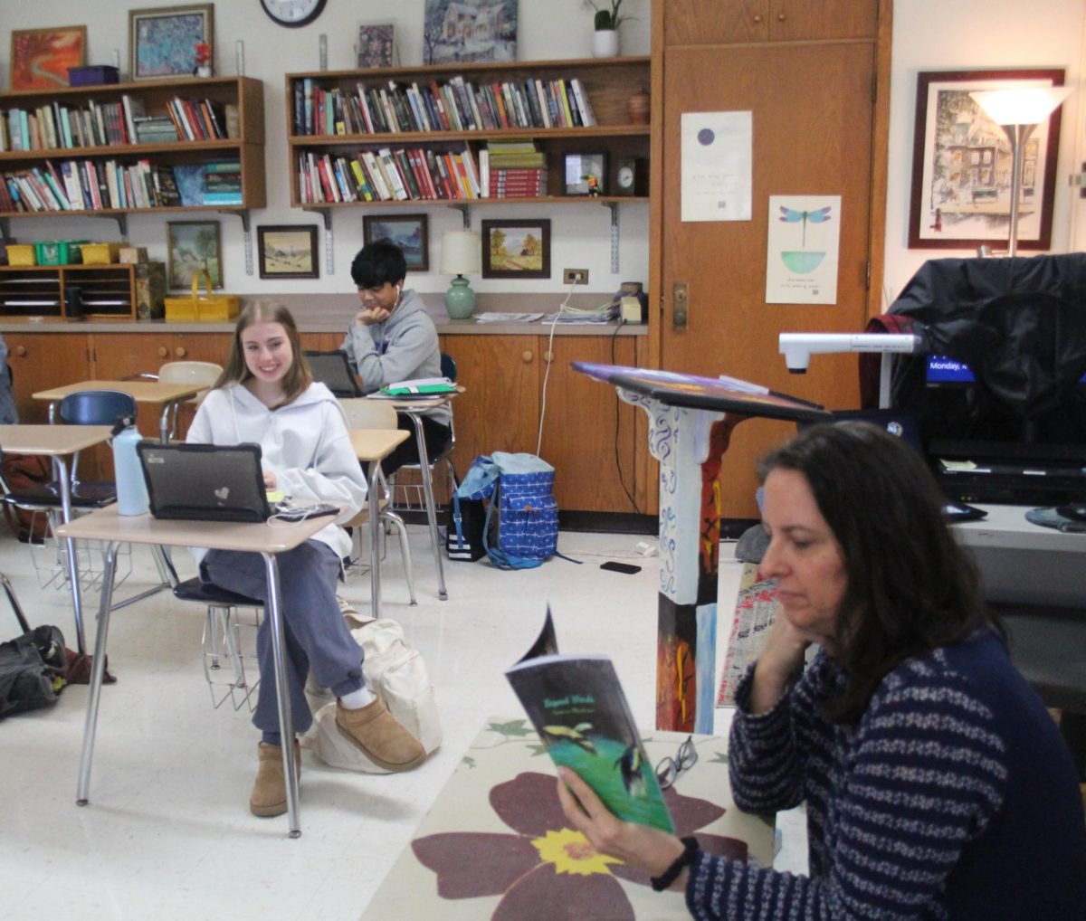 Nicole Lombardi presents published poetry with Creative Writing class students (Moran/Lion).
