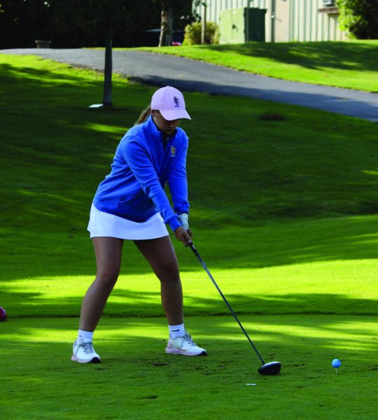 Amelia VanVuren ‘26 readies her swing on Sept. 4 at Flagg Creek golf course (Brooks/LION).
